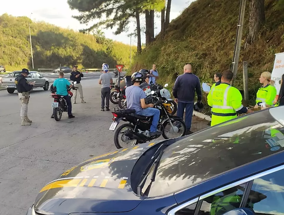 PRF e Arteris realizam campanha Viva Motociclista na BR-116 em Mafra